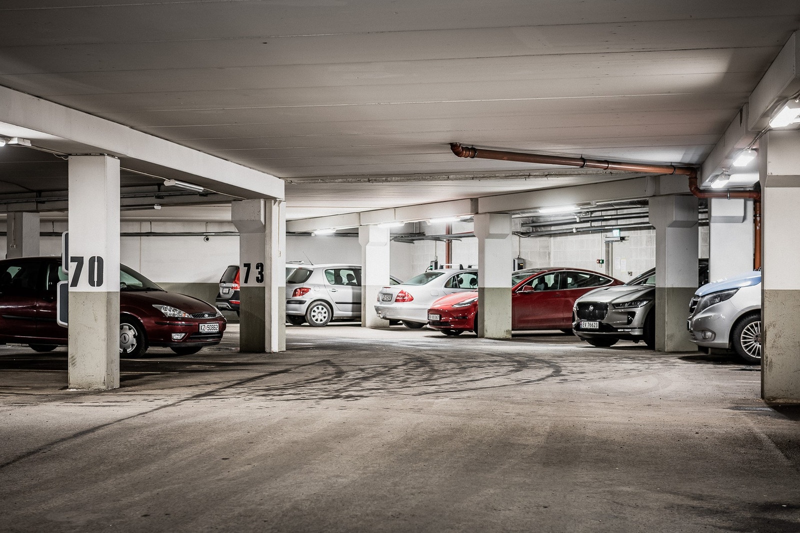 Garasjeanlegg i kjeller med mulighet for kjøp / leie av plass. Galleribilde