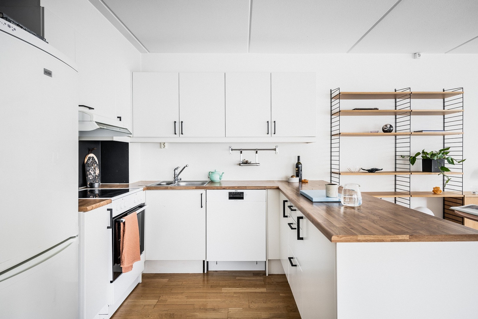 Godt med lagringsplass i over- og underskap. Galleribilde