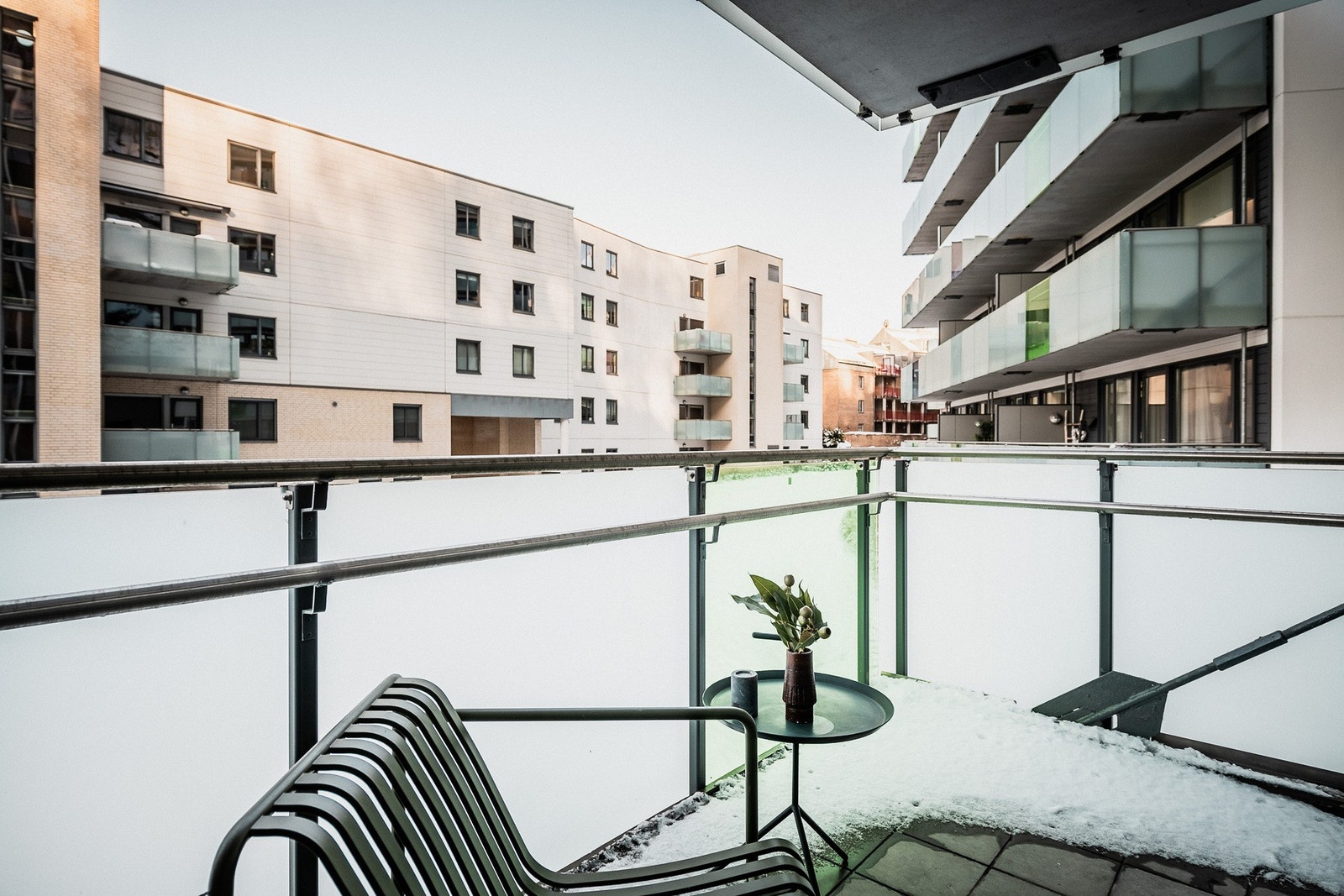 Nordvendt balkong på ca. 7kvm samt felles takterrasse. Galleribilde