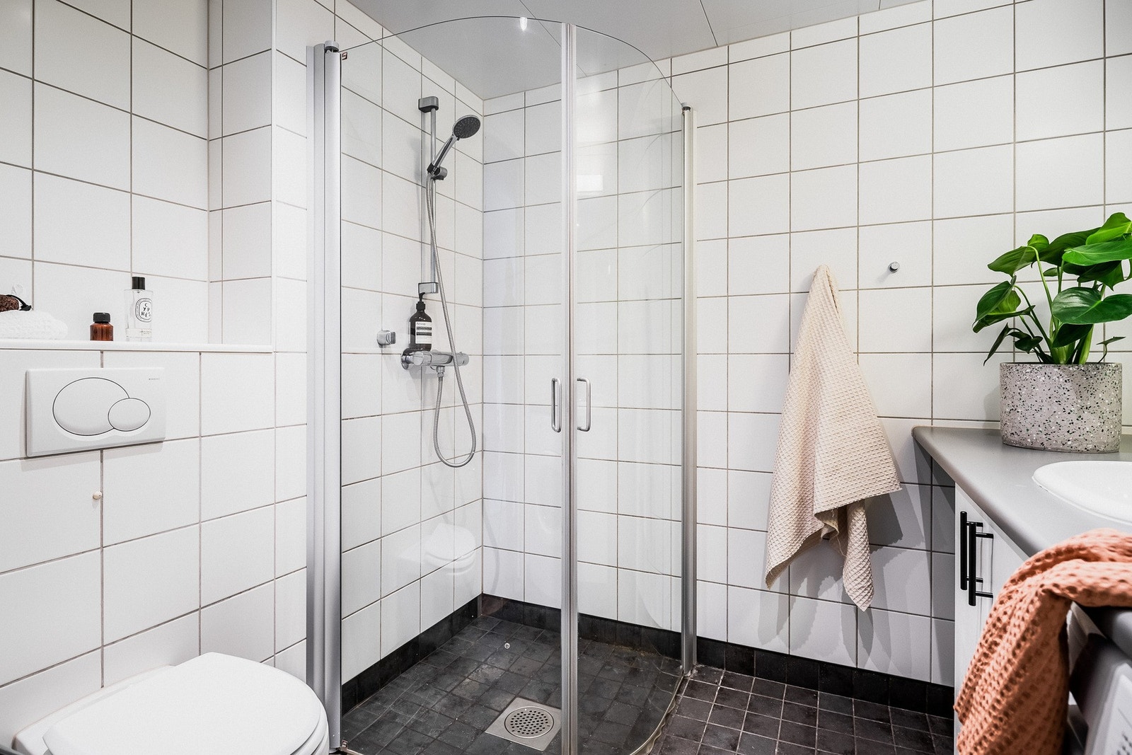 Stilrent baderom med flislagte overflater. Galleribilde