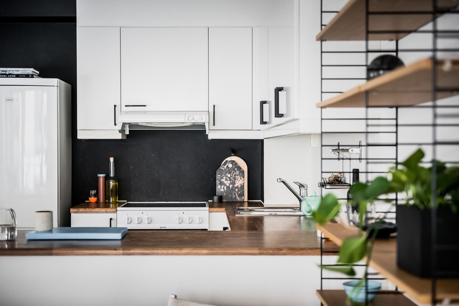 Tilbaketrukket kjøkkensone med romslig utforming. Galleribilde