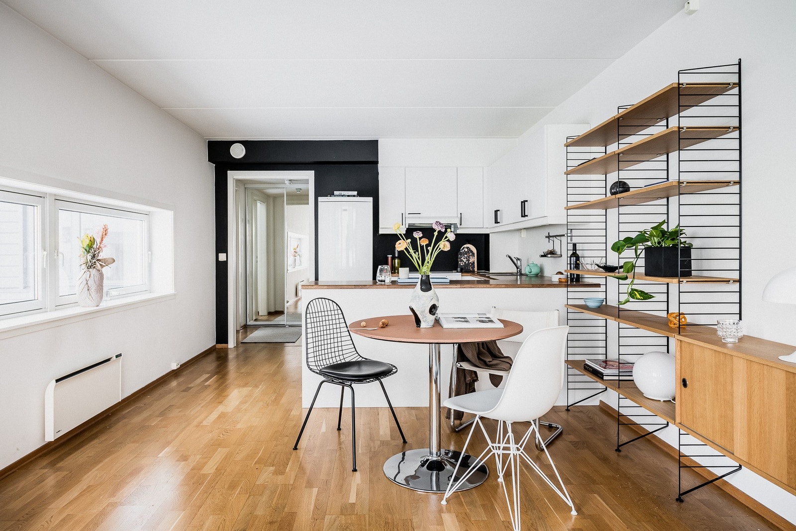 Dekorativ innredning med lyse fargetoner. Galleribilde