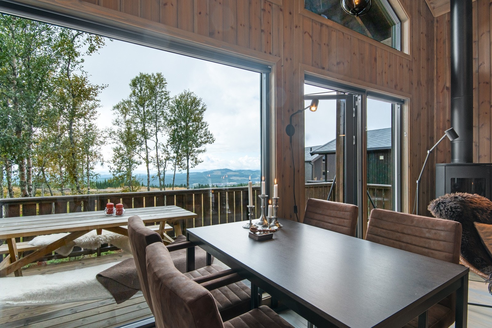 Fra kjøkkenet/stuen er det utgang til terrassen. Galleribilde