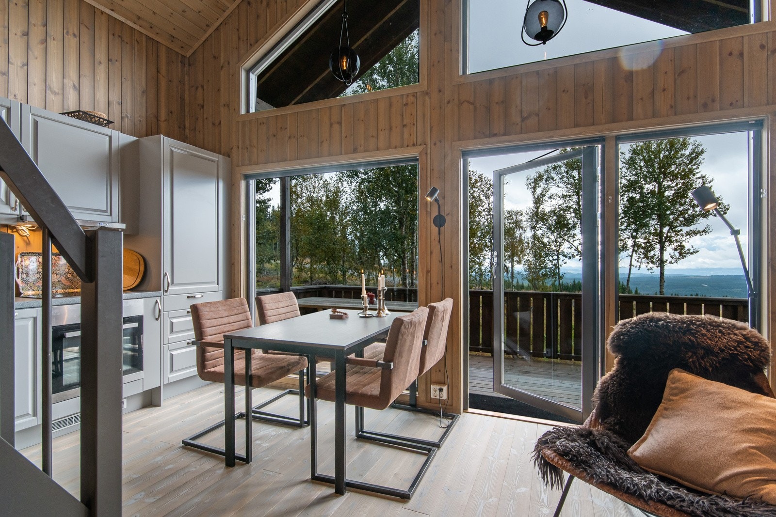 Nydelig kjøkken med store vinduer og vakkert utsyn! Galleribilde