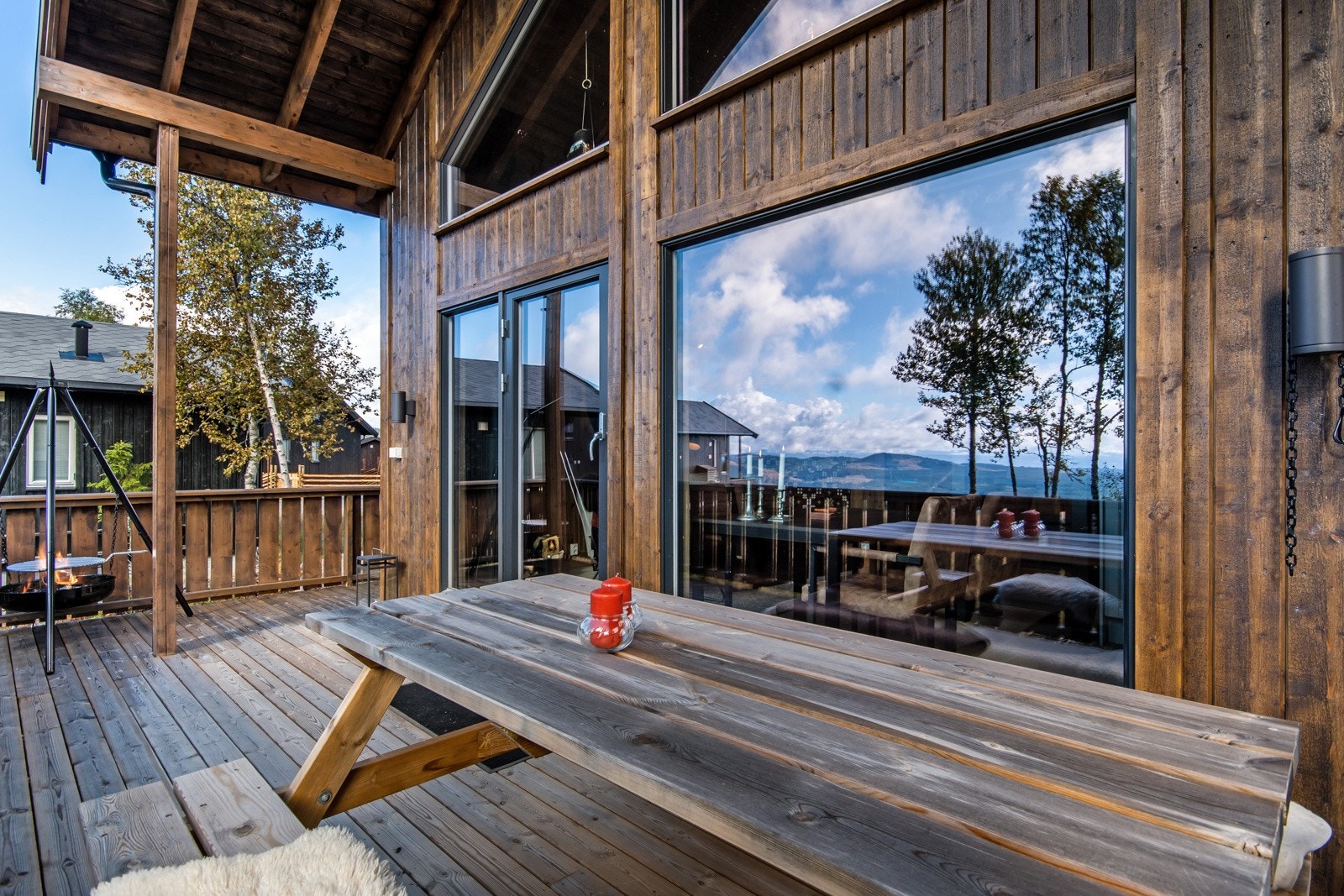 Flott terrasseplass med utsyn over naturskjønne omgivelser. Galleribilde