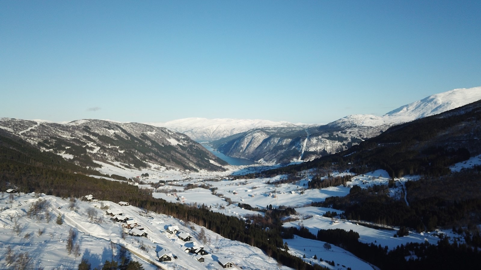 Vik Fjellandsby ligger fantastisk til i flotte Vik i Sogn. Galleribilde