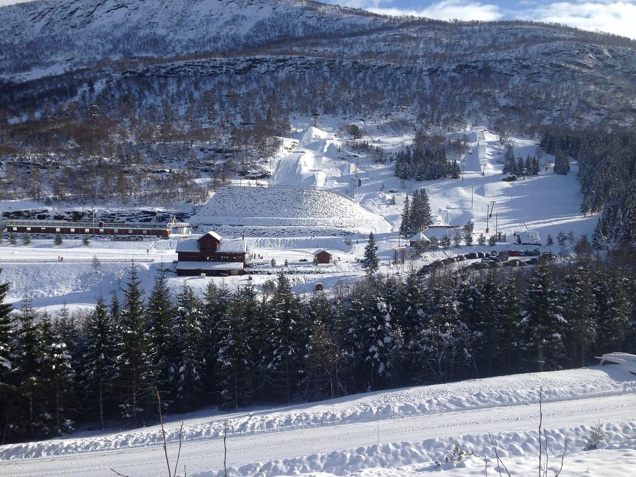 Tomtene ligger like ved Vik Skisenter som har 5 km langrennsløyper med lys, skitrekk og slalombakke, skiskytteranlegg og hoppbakker. Galleribilde