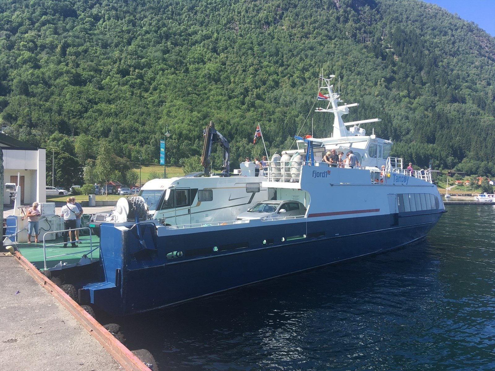 Det er hurtigbåtforbindelse mellom Vik og Bergen. Galleribilde