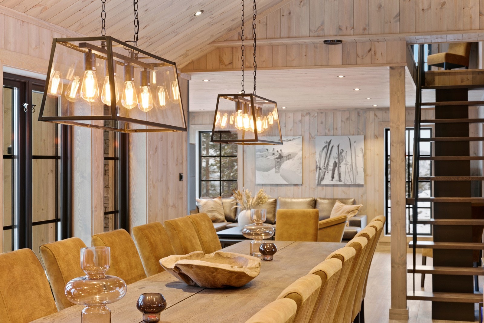 Spiseplass og trapp opp til 2. etasje Galleribilde