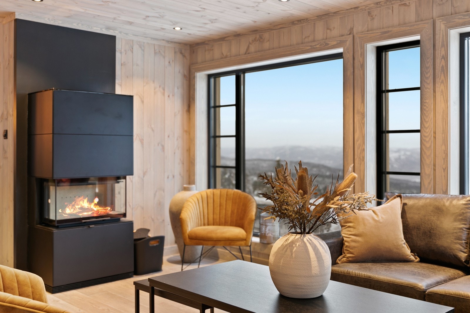 Flott og moderne peis som gir god stemning og varme på vinterstid Galleribilde