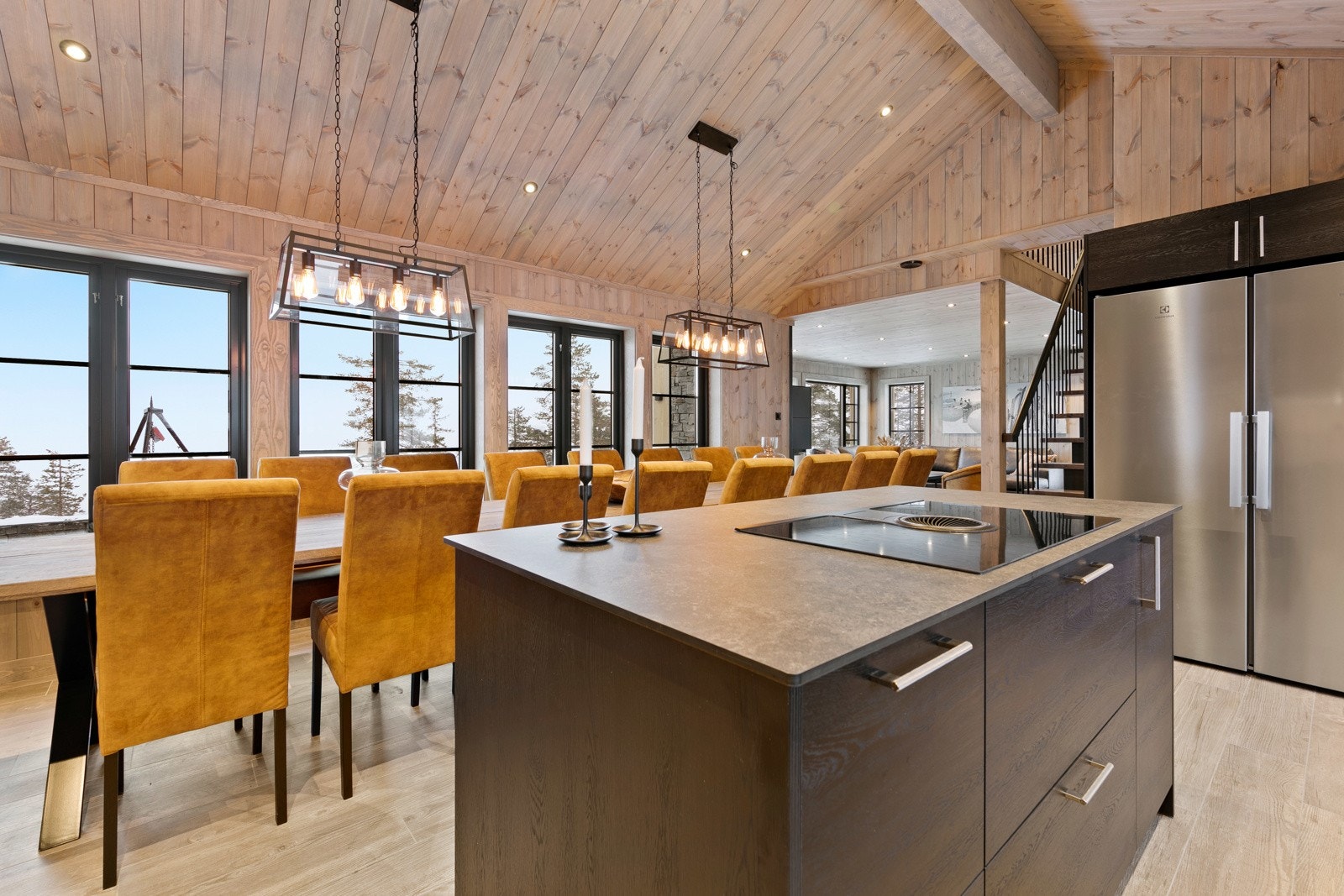 Plass til stor spisegruppe foran kjøkkenet Galleribilde