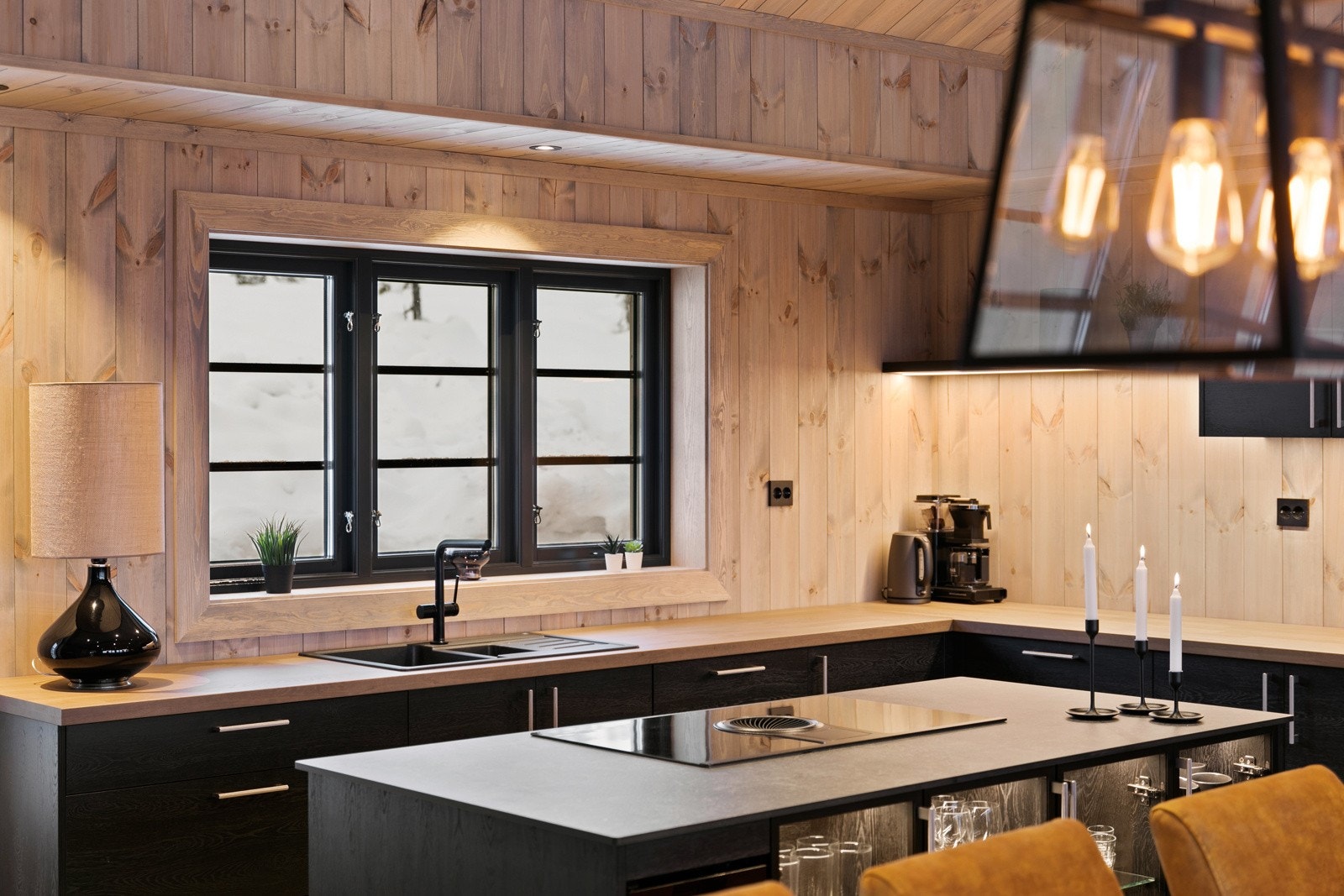 Integrerte hvitevarer; 2 komfyrer og 2 kjøleskap, vinskap, platetopp og oppvaskmaskin Galleribilde