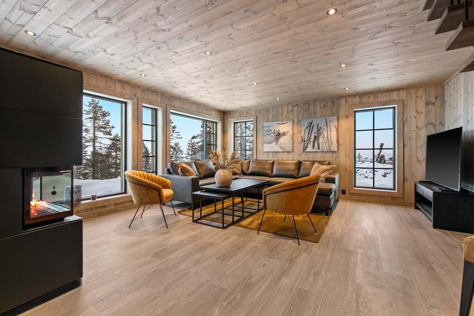 Stor og romslig stue med store deilige vindusflater som gir godt lys Galleribilde