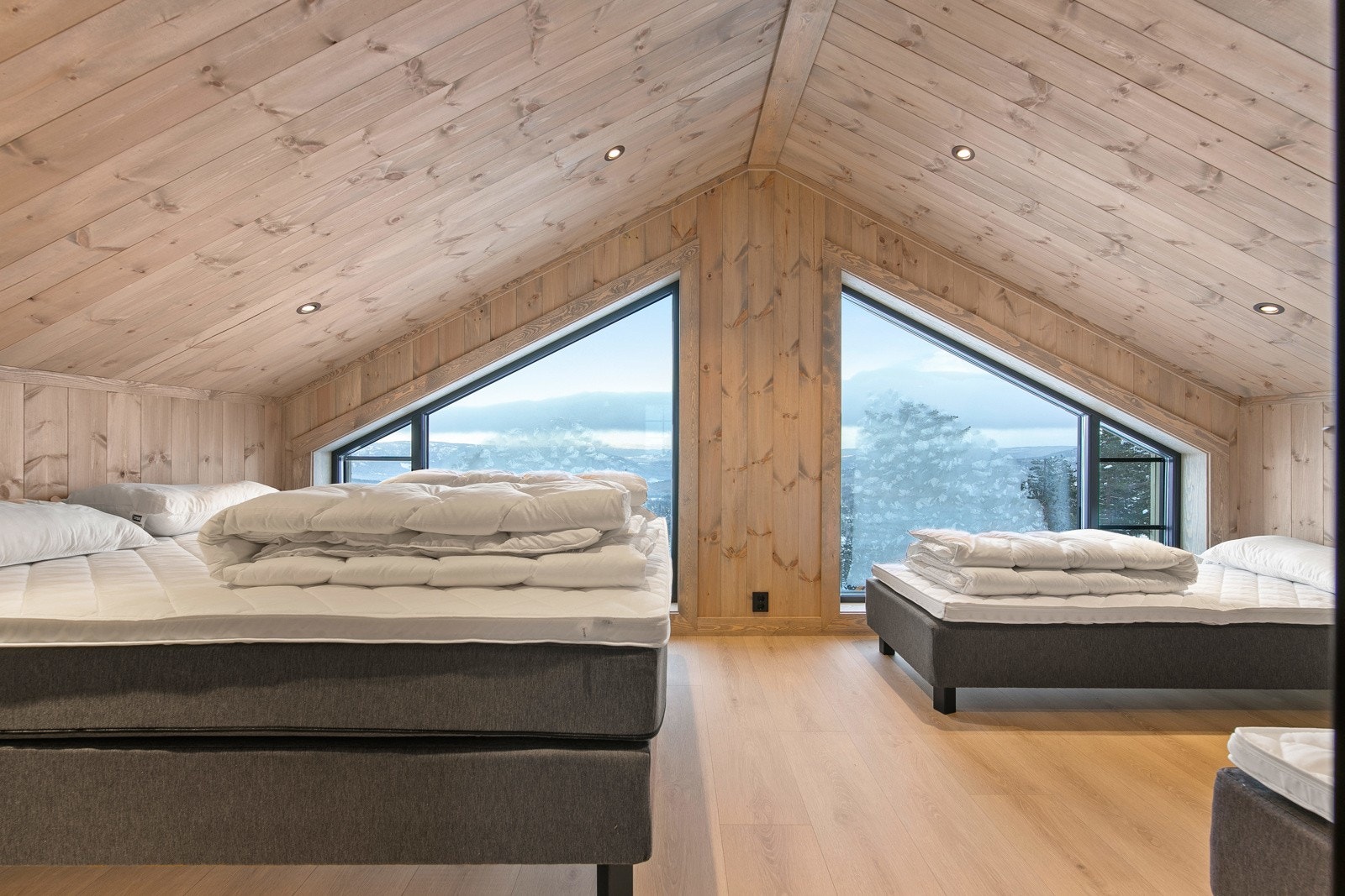 Romslig soverom 2. etasje med plass til flere senger Galleribilde