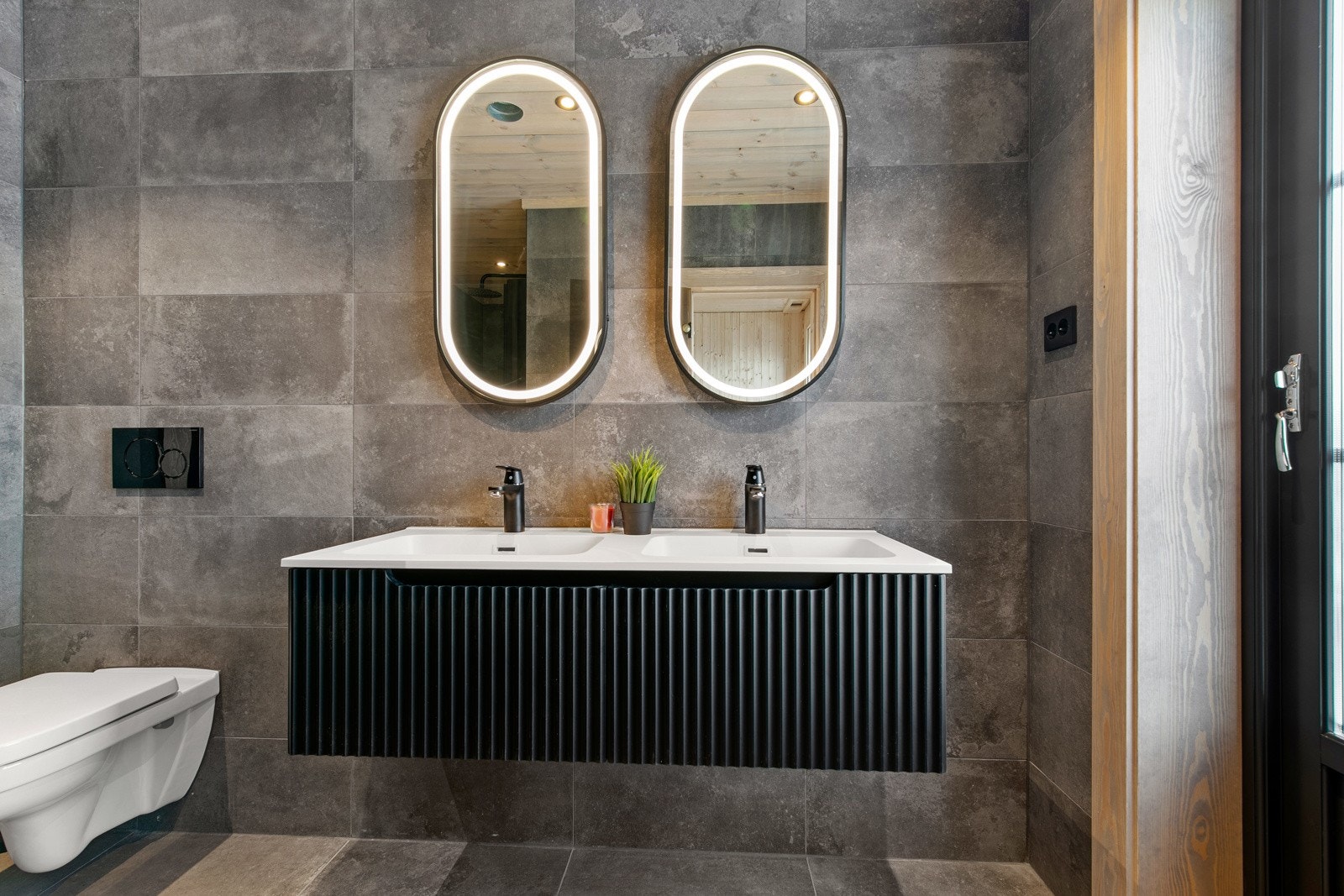 Innredning fra Scala Bad. Vegghengt toalett Galleribilde