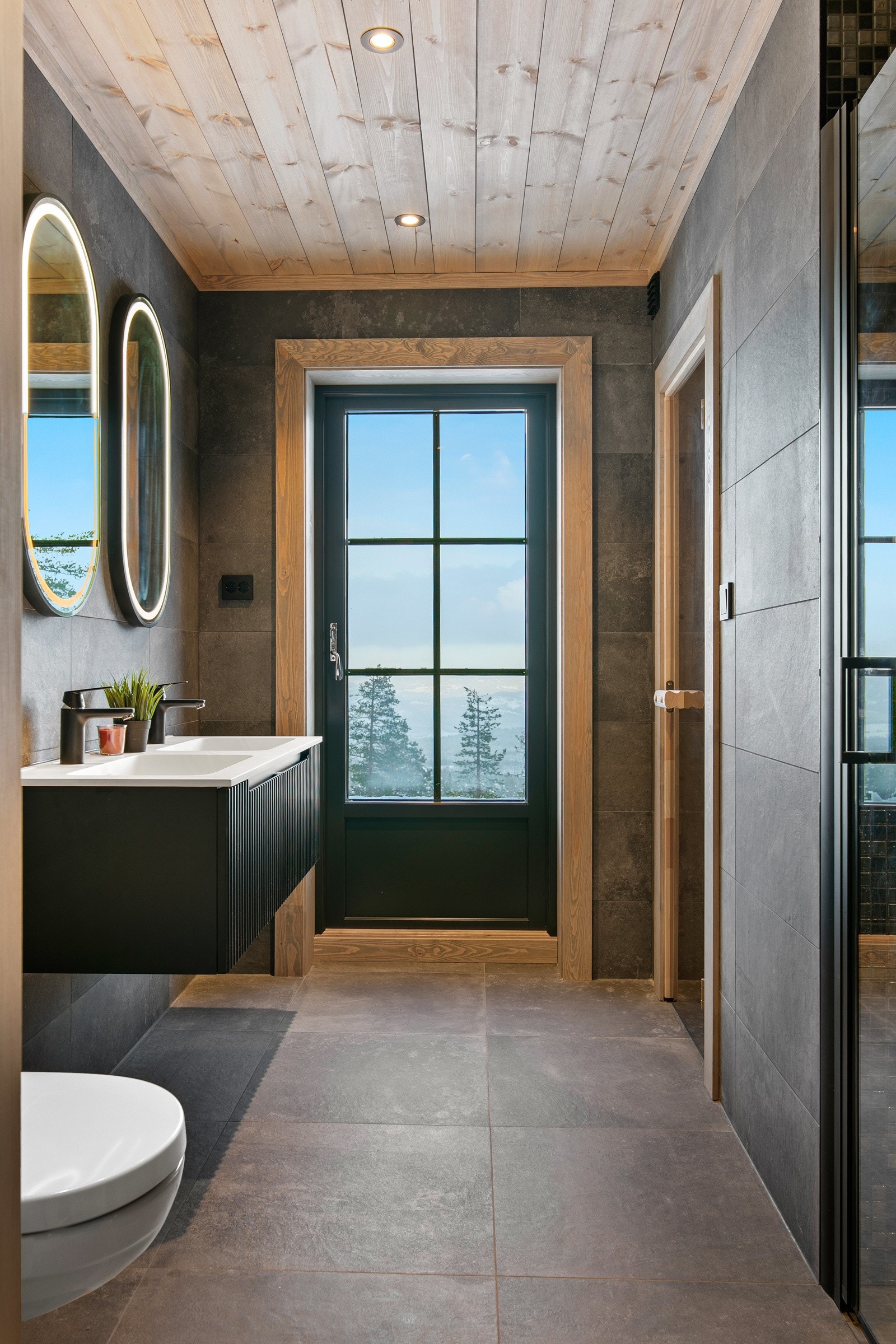 Lekkert hovedbad med fliser. Utgangsdør for snøbading etter en runde i badstuen Galleribilde