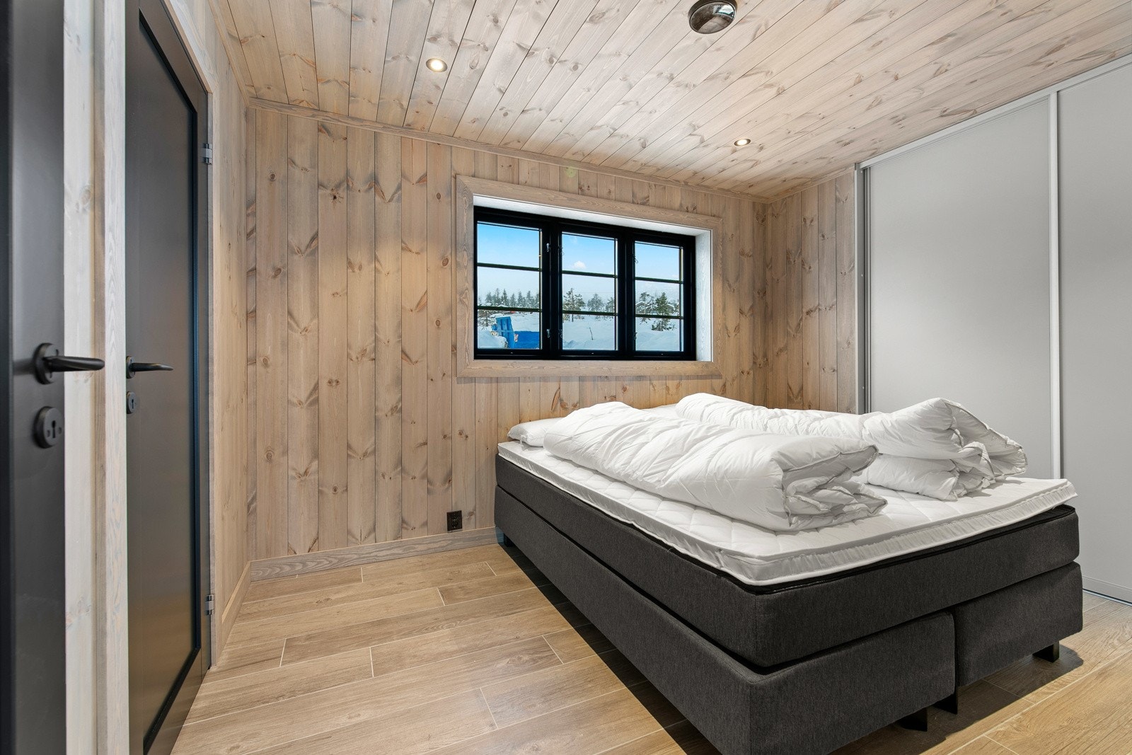 Hovedsoverom med inngang til eget bad 1. etasje Galleribilde