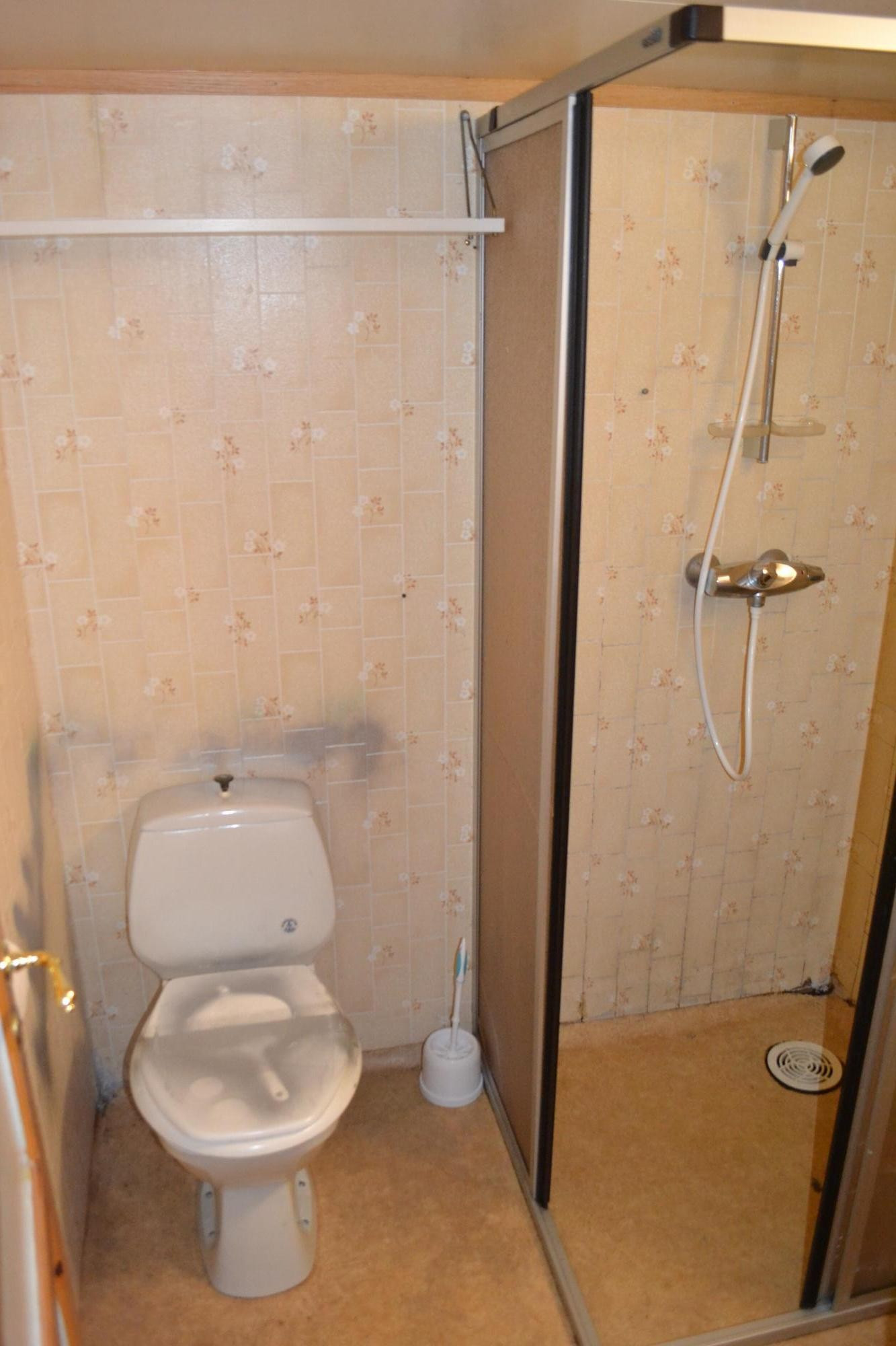 Bad i underetasje bør renoveres.