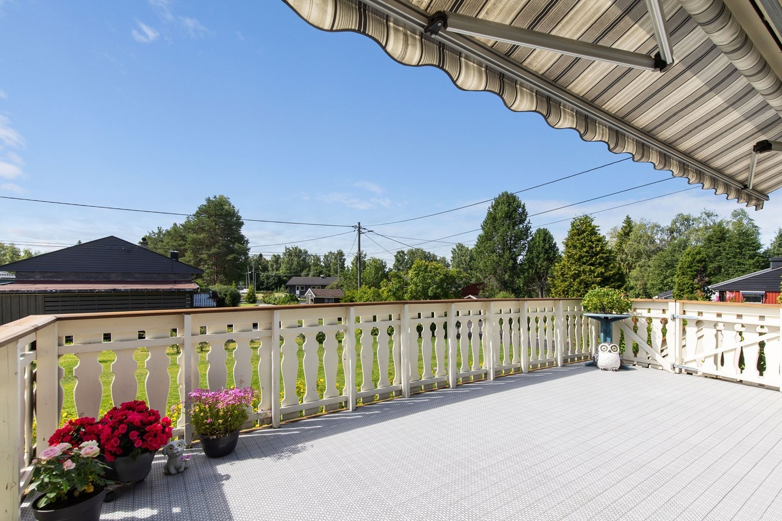 Motorisert markise over terrasse gir ly og skygge på ekstra varme sommerdager. Galleribilde