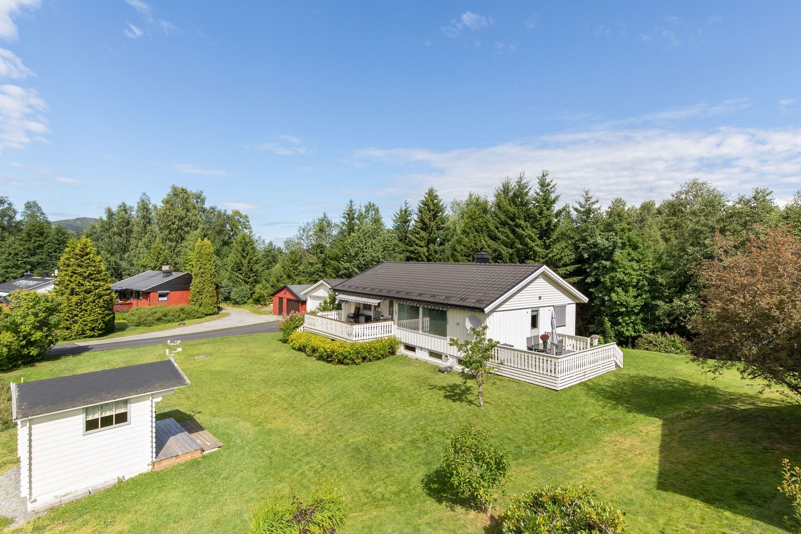 Velstelt og pent opparbeidet tomt på litt over 1 mål uten gjennomgangstrafikk gir trygge omgivelser for både to- og firbeinte. Galleribilde