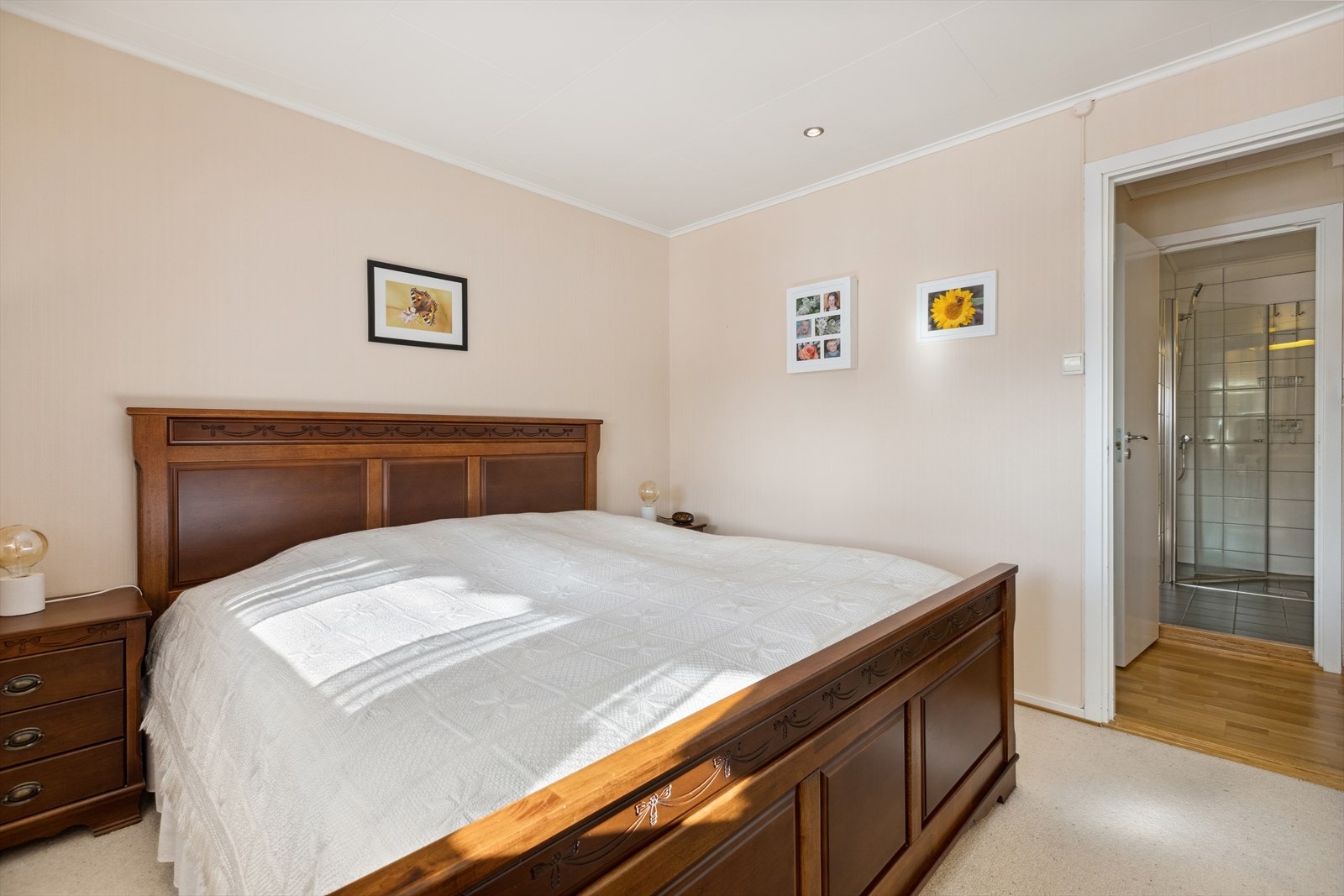 Boligen har til sammen 3 gode soverom beliggende i boligens 1.etg. Galleribilde