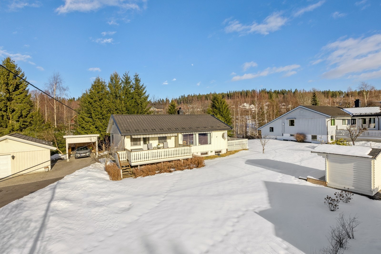 Parkering i garasje og carport. Galleribilde