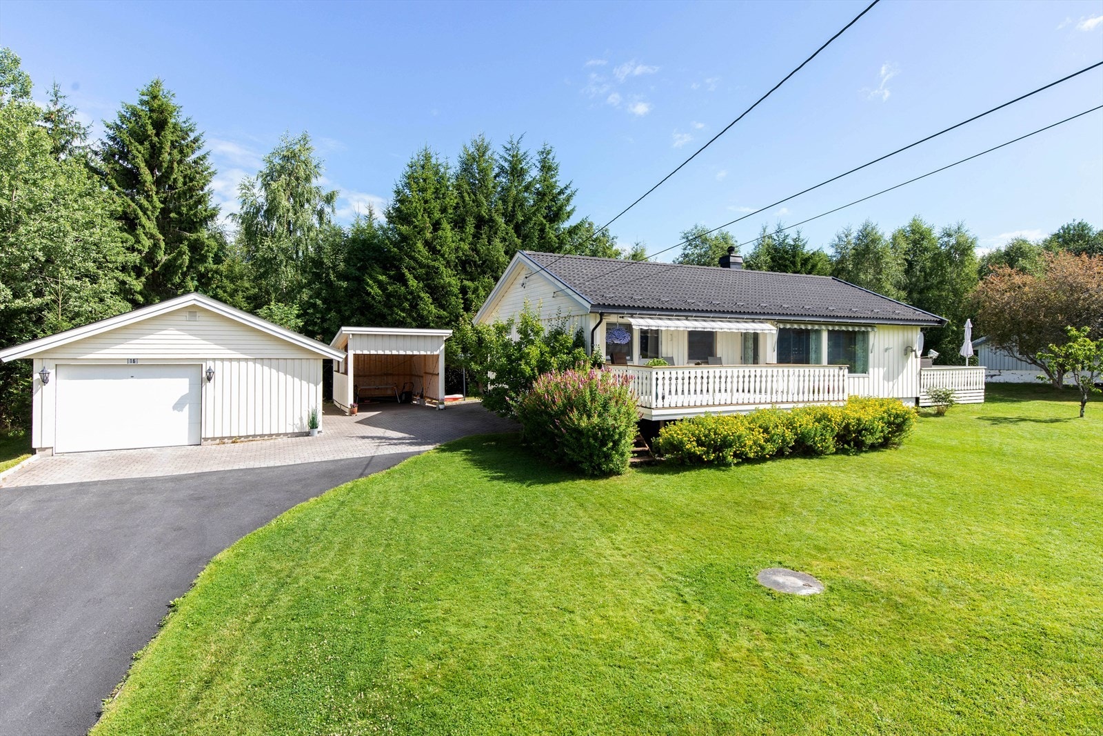 Sommerbilde. Barnevennlig beliggenhet med kort vei til sentrum. Galleribilde