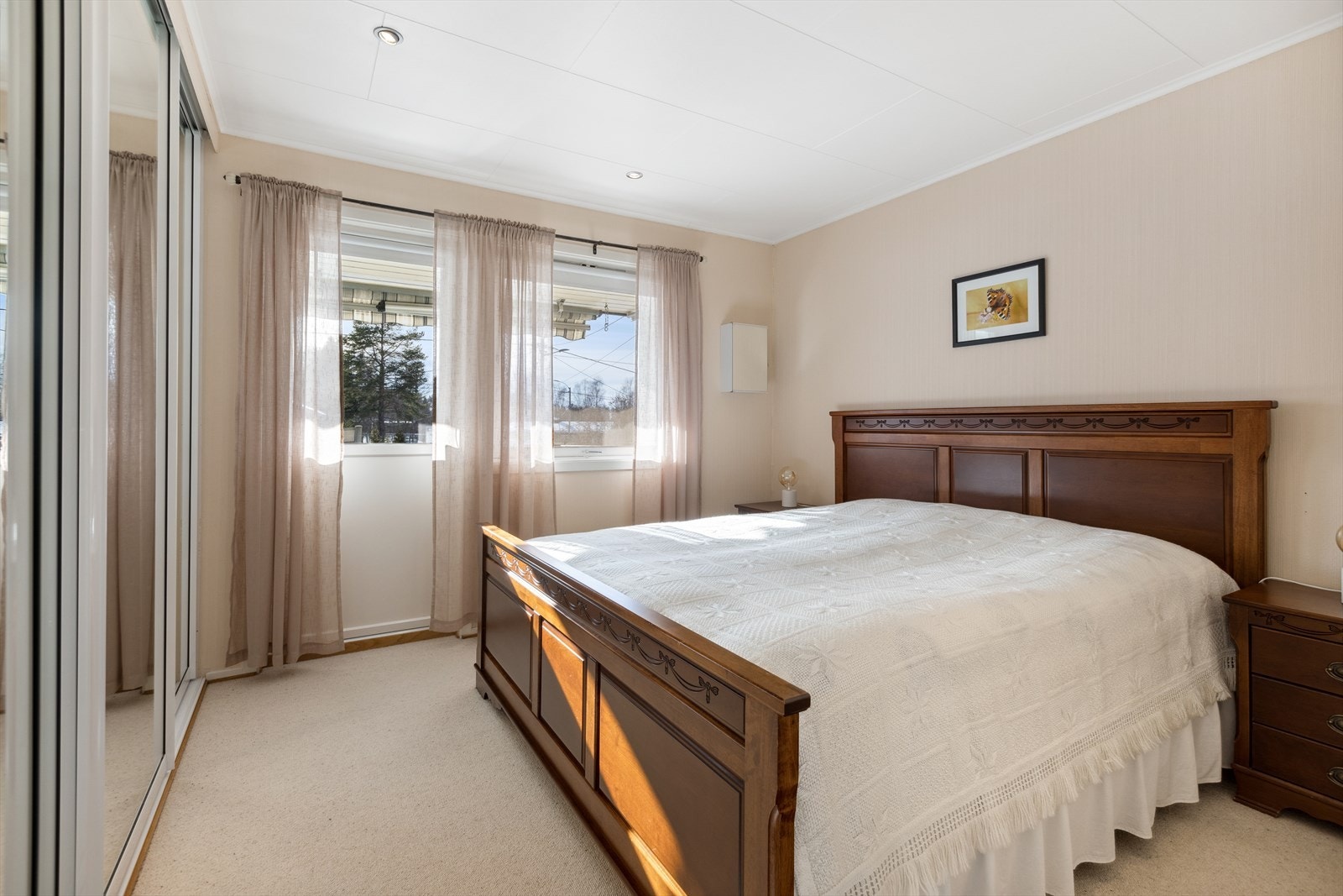 Soverom 1 innredet med praktisk skyvedørsgarderobe. Galleribilde