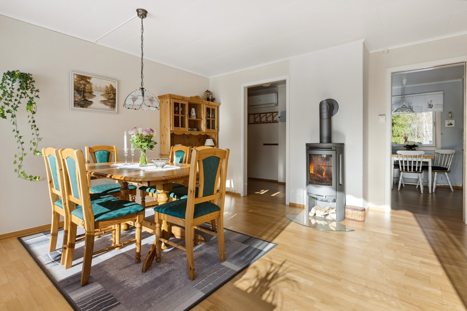 Oppvarming består av strøm og ved. I stuen sørger peisovn for ekstra god temperatur og knitrende hygge. Galleribilde