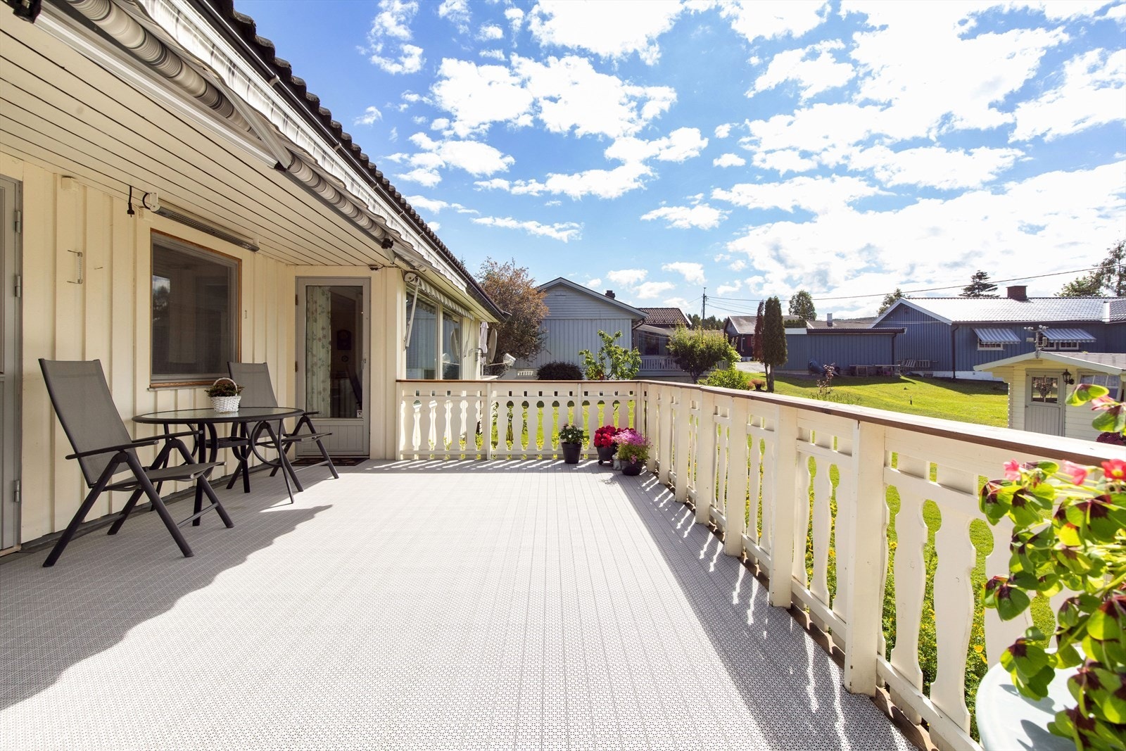 Terrasse på 23 kvm med utgang fra stue. Galleribilde