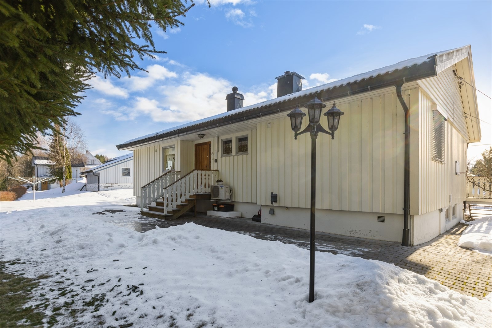 Asfaltert innkjøring og areal/gangsti med belegningsstein fører deg frem til boligen. Galleribilde