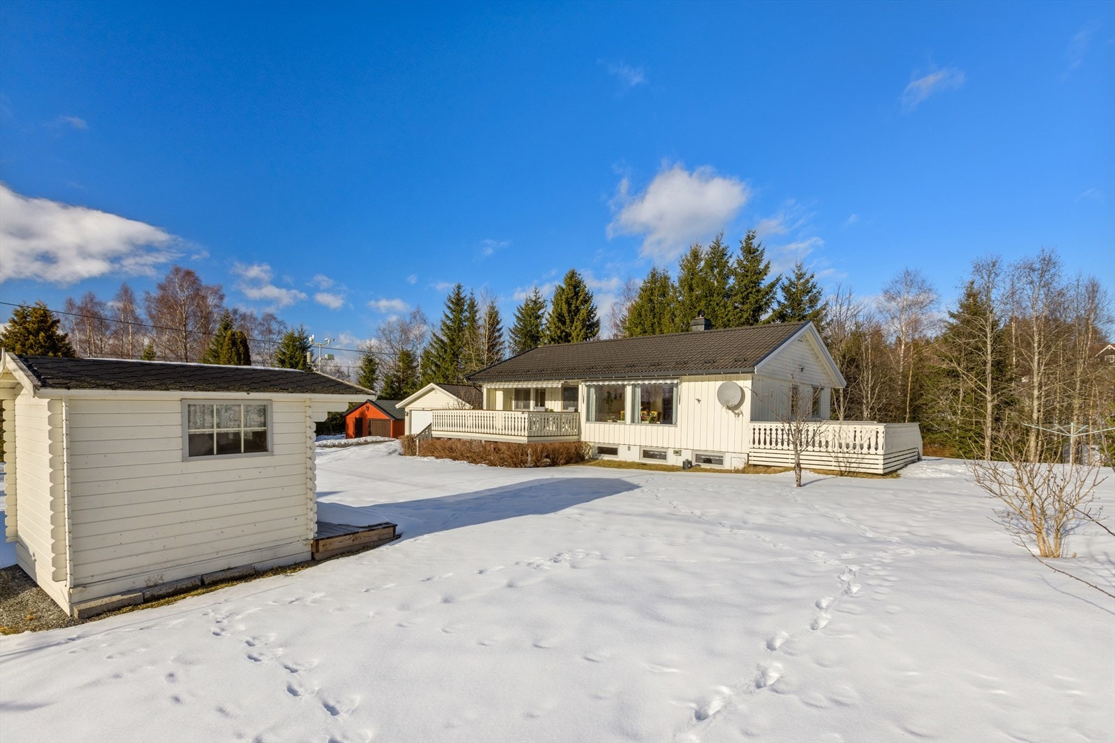 En velholdt enebolig med attraktiv og god beliggenhet ca. 2 km fra Skarnes sentrum. Galleribilde