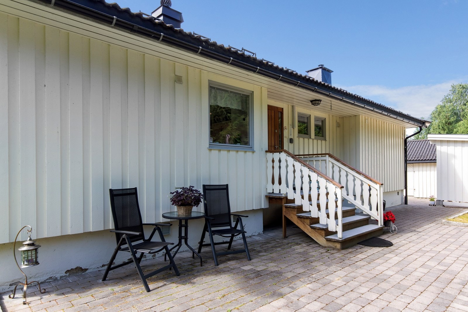 Hyggelig inngangsparti med belegningsstein gir deg et godt førsteinntrykk. Galleribilde