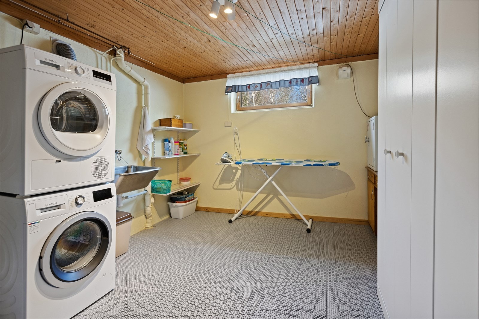 Vaskerom i kjeller har rustfritt vaskekar m/nyere blandebatteri og kran/opplegg for vaskemaskin. Skap og hylleinnredning. Galleribilde