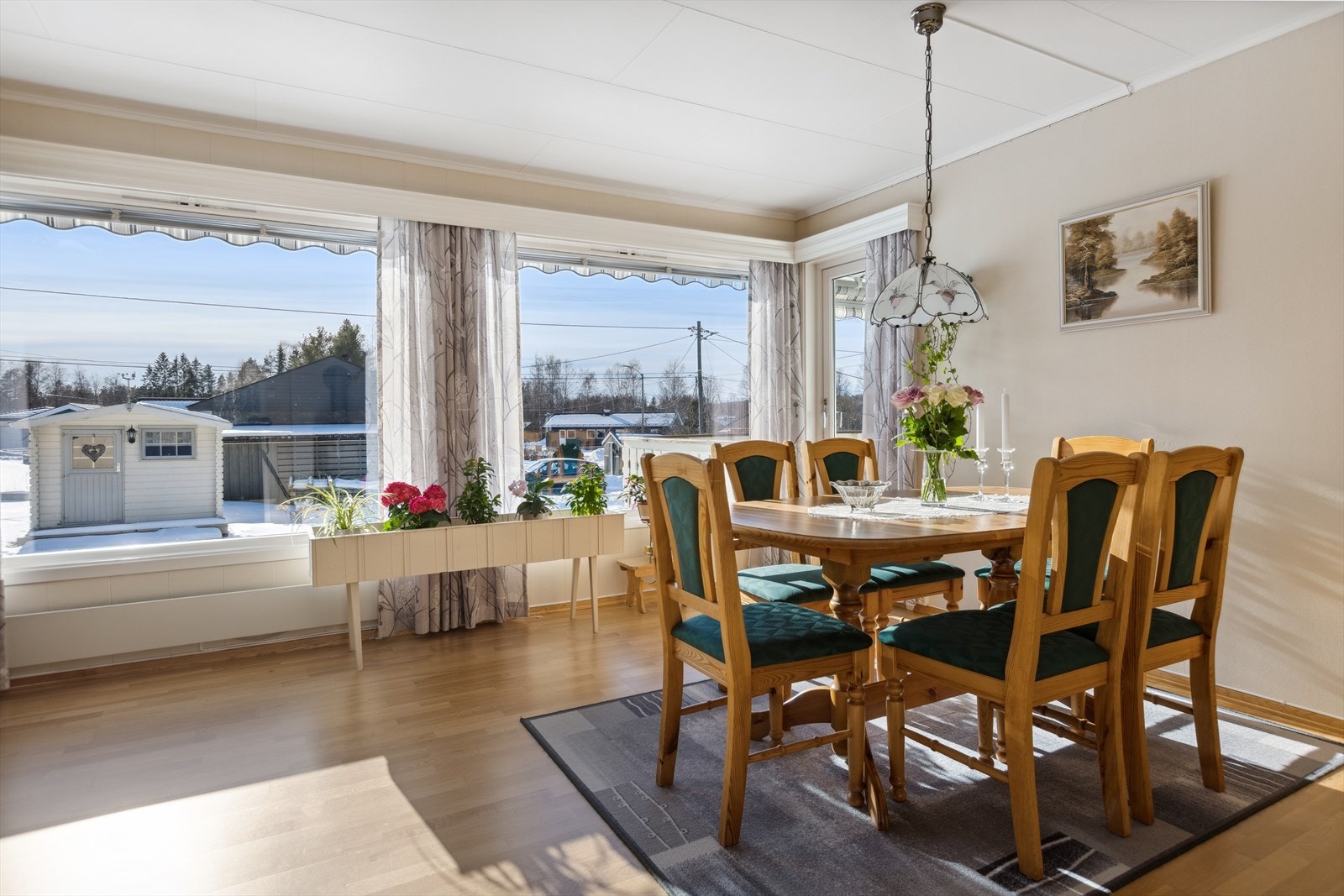 Store og gode vindusflater gir godt lysinnslipp i rommet. Galleribilde