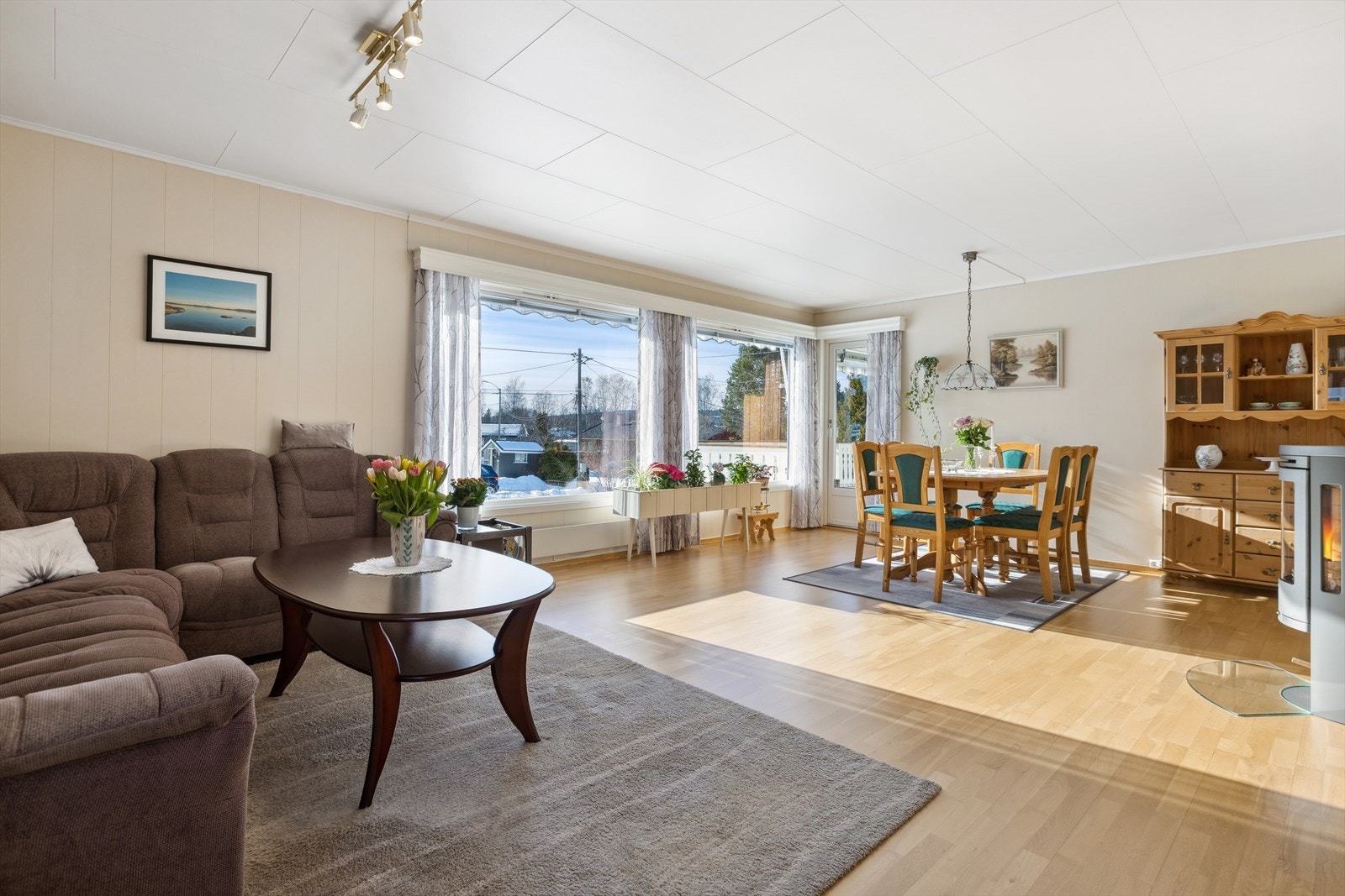 Boligens stue gir rom for gode møbleringsmuligheter. Galleribilde