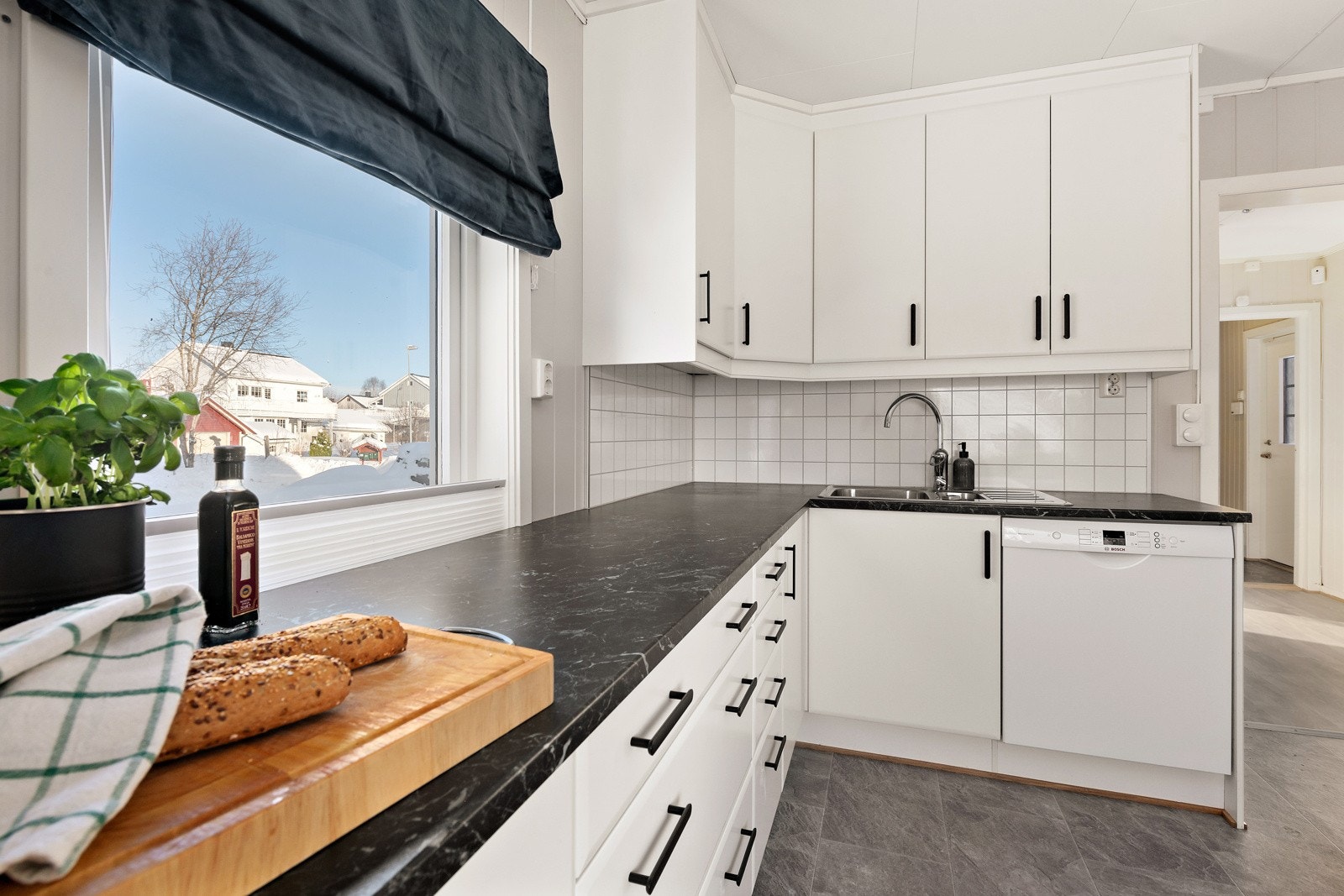 Kjøkkenet har godt med både benke- og skapplass. Galleribilde