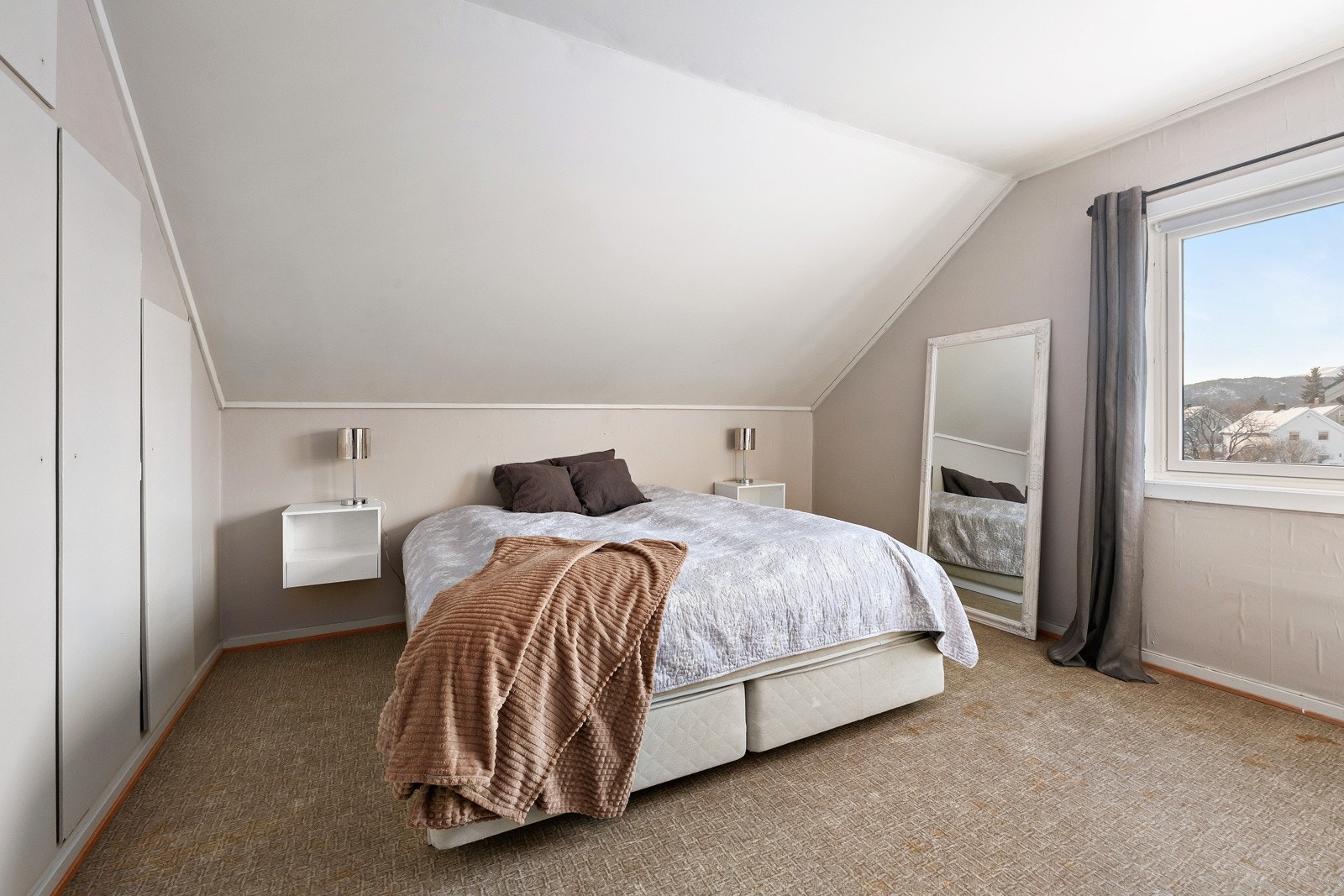 Soverom 1 av 3. Soverommet er av god størrelse og har plass til dobbeltseng og nattbord. Innebygd garderobe. Galleribilde