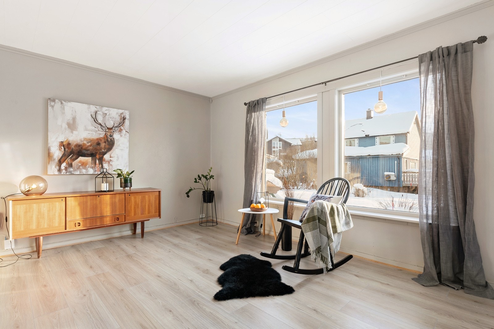 Boligen er praktisk planløst og stuen har mange fine møbleringsmuligheter. Galleribilde