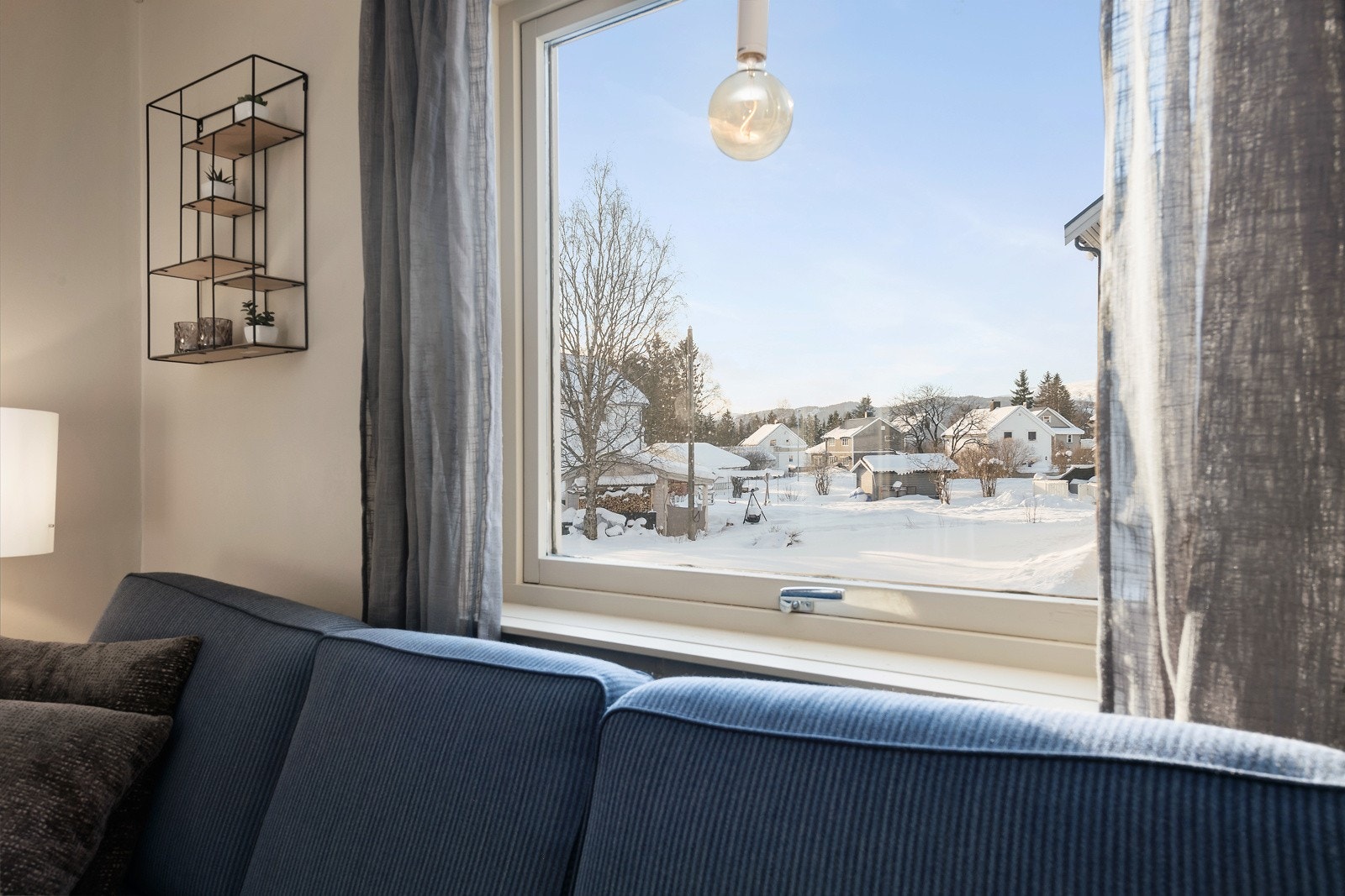 Fra stuen er det hovedutsyn mot sør og vest. Boligen ligger på eiet tomt og har et areal på 738,5 m2. Galleribilde