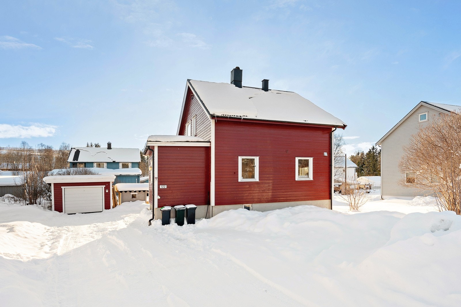 Eiendommen består av en frittstående enebolig bygd over tre plan og en enkeltgarasje. Galleribilde
