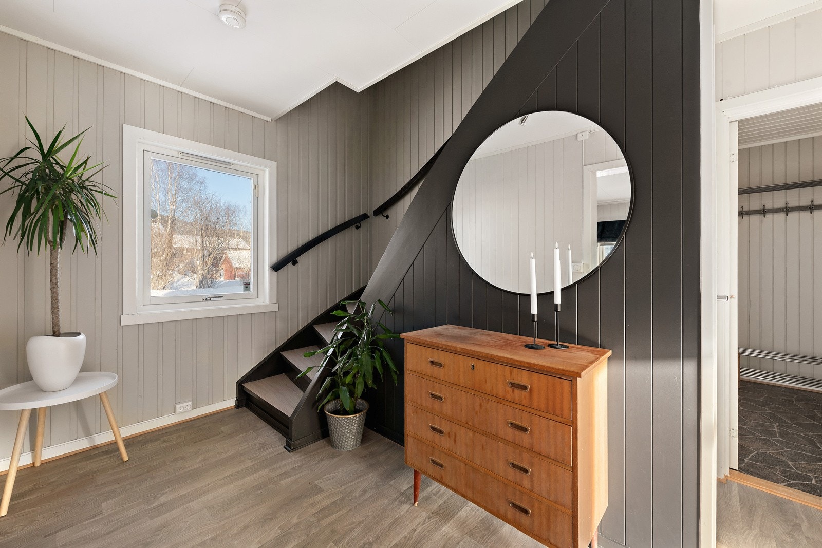 Boligen ligger sentralt til på Gruben, hvor du har både dagligvare, restaurant, barnehage og skole i kort avstand. Galleribilde