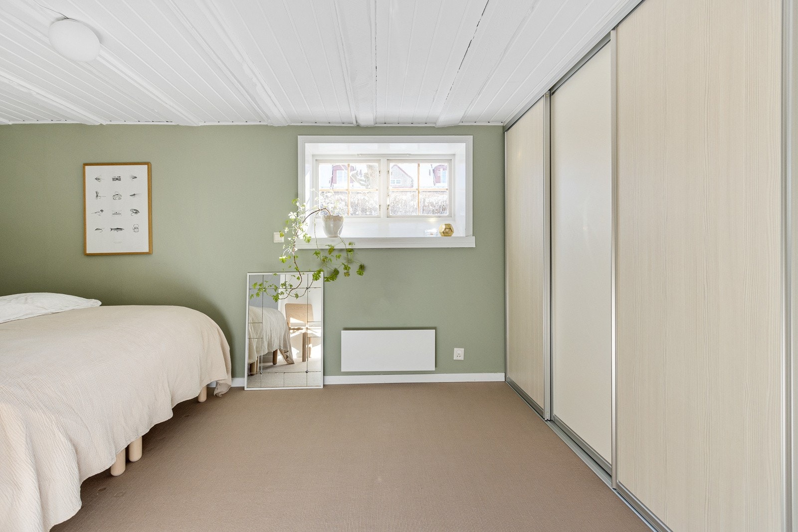 Det er god plass til dobbeltseng med tilhørende møblement og rikelig med lagringsplass i stor skyvedørsgarderobe. Galleribilde