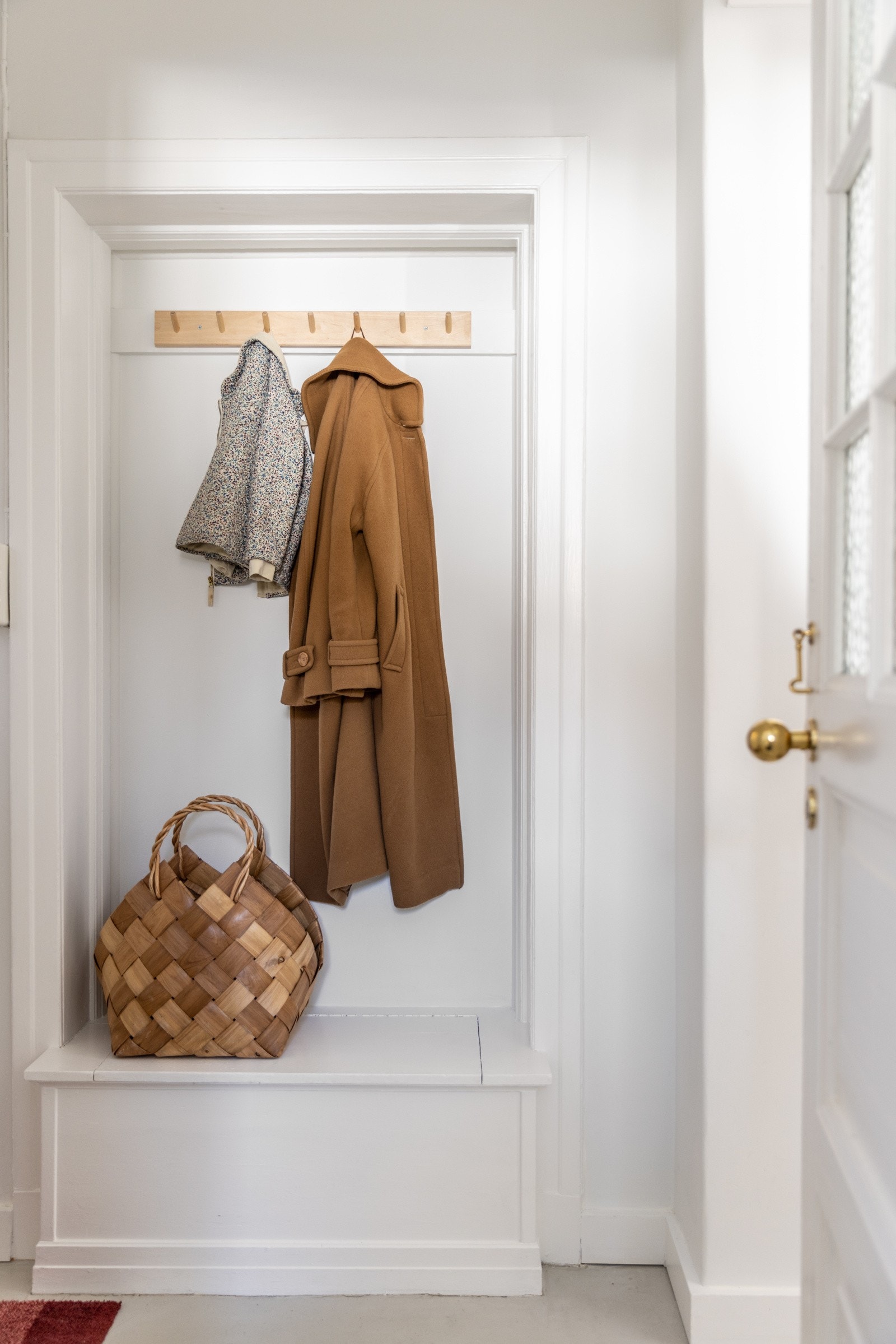 Flotte og praktiske oppbevaringsløsninger i entréen. Galleribilde