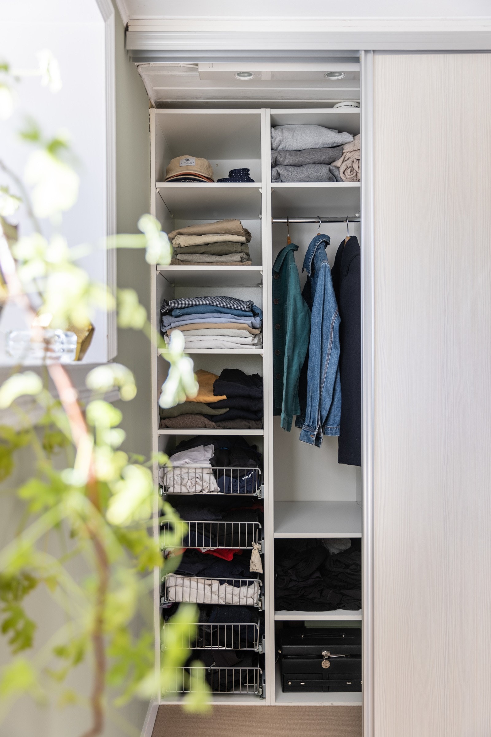 Detaljer | Skyvedørsgarderobe på hovedsoverom. Galleribilde