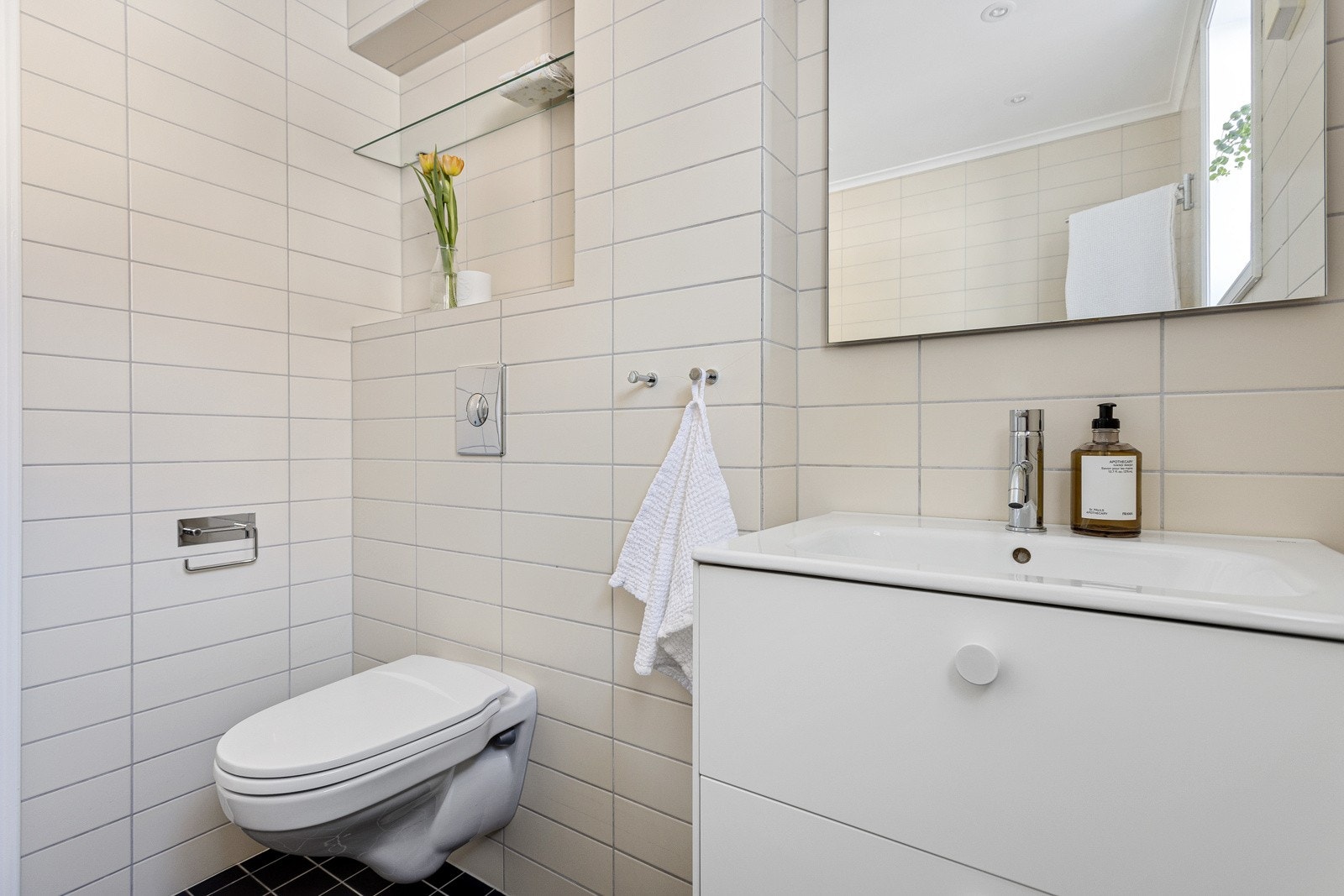 Badet er fra 2005, og er utstyrt med vegghengt wc, servant med skuffer under og dusj i innmurt badekar. Galleribilde