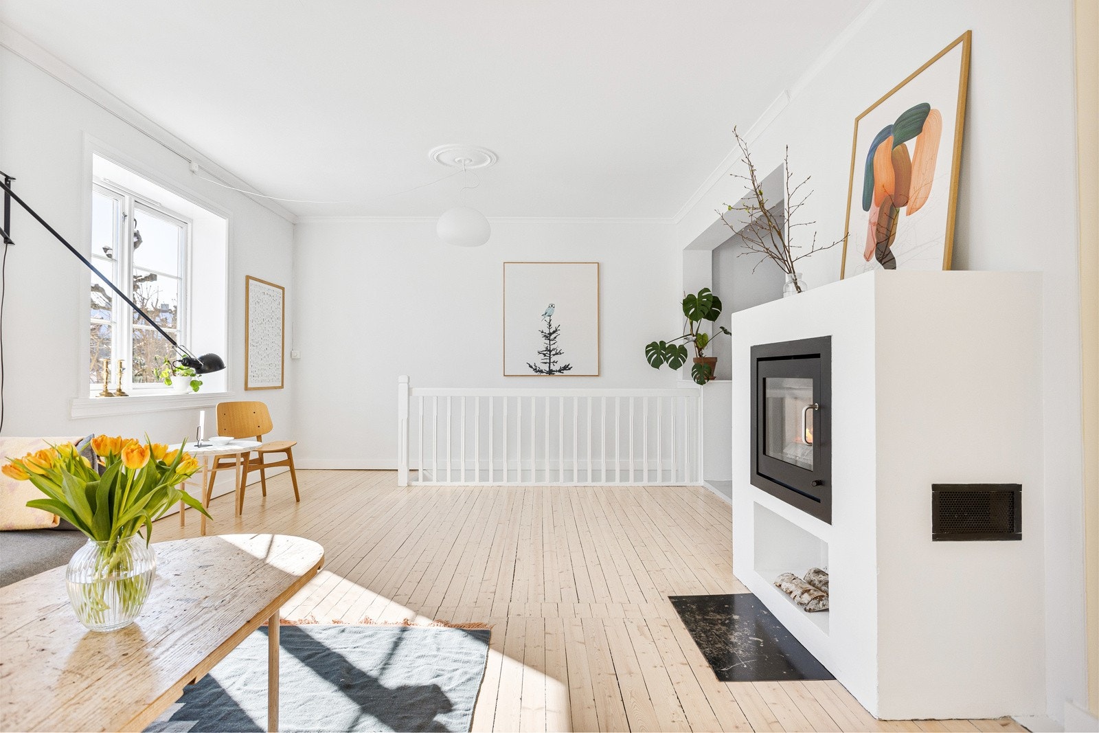 Det originale tregulvet er bevart og skaper et sjarmerende preg. Takhøyden i stuen er på 2,71 meter. Galleribilde