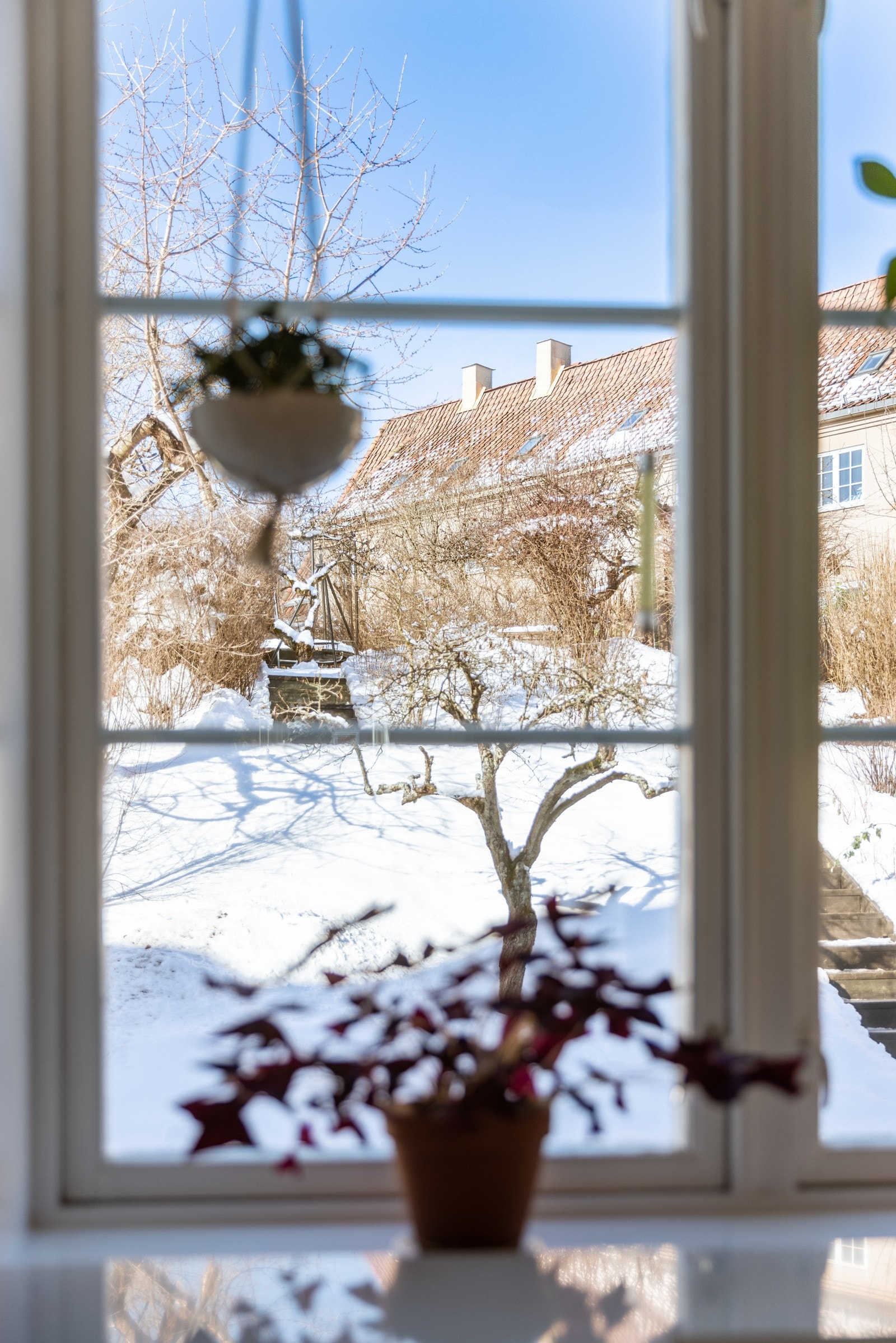 Fra kjøkkenvinduet har man hyggelig utsyn til nabolaget og uteområdet. Galleribilde