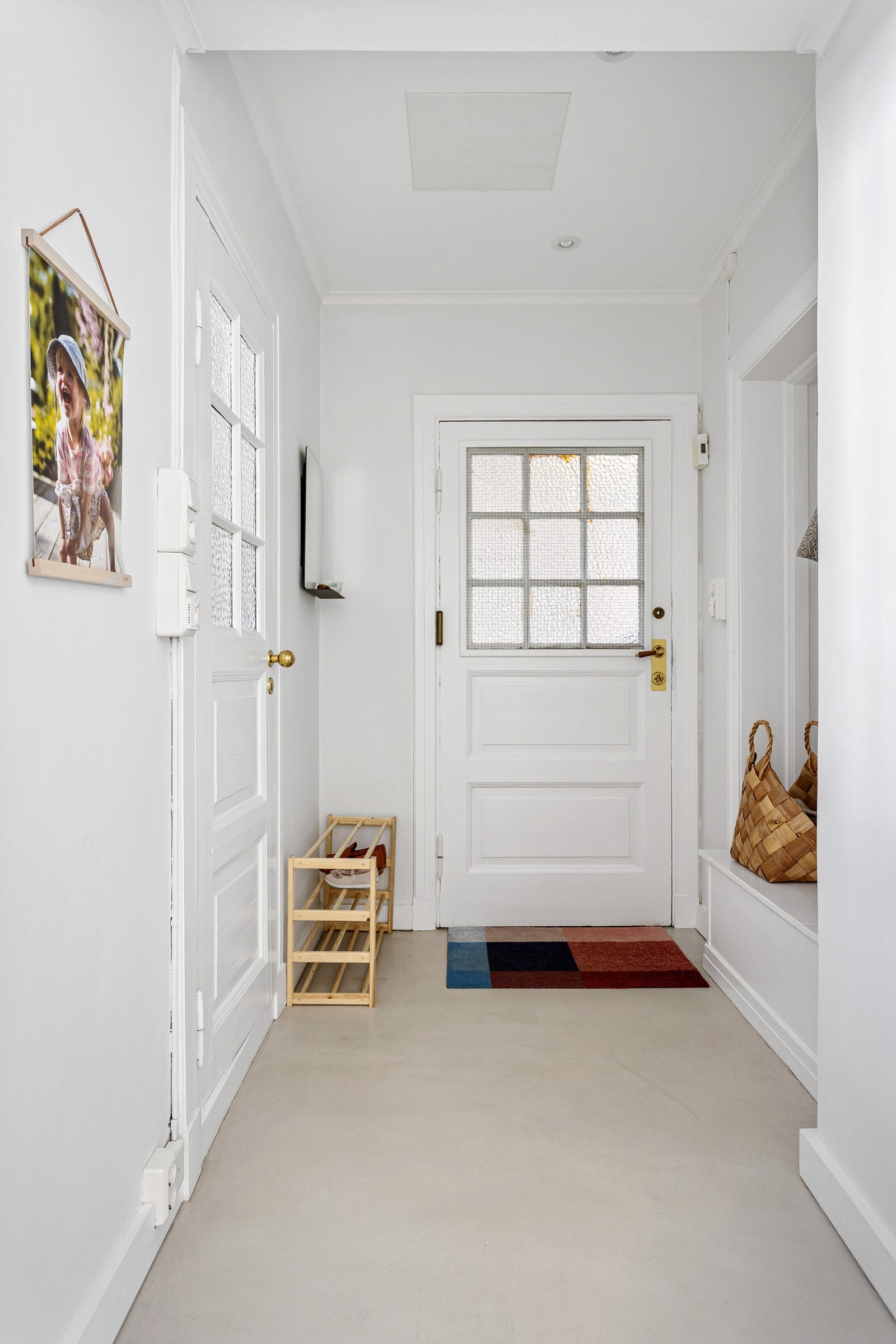 Det er flott betonggulv både i entréen og på kjøkkenet med elektriske varmekabler. Galleribilde