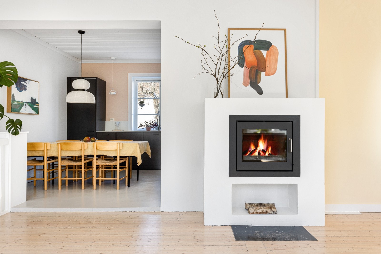 Flott peisovn i stuen som utgjør et flott element i rommet og samtidig varmer godt på kalde dager. Galleribilde